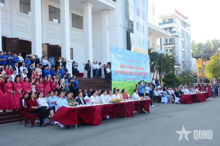 Các đại biểu tham quan vận hành thiết bị bay không người lái (UAV).