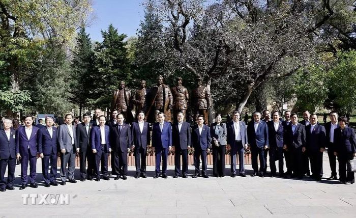  Chủ tịch Quốc hội Trần Thanh Mẫn và đoàn đại biểu cấp cao Việt Nam chụp ảnh lưu niệm trước tượng 5 lãnh tụ Trung Quốc tại Khu di tích Tảo Viên. 