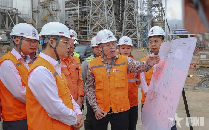  Kiểm tra, khảo sát trên công trường của Ban Quản lý dự án Điện 2. 