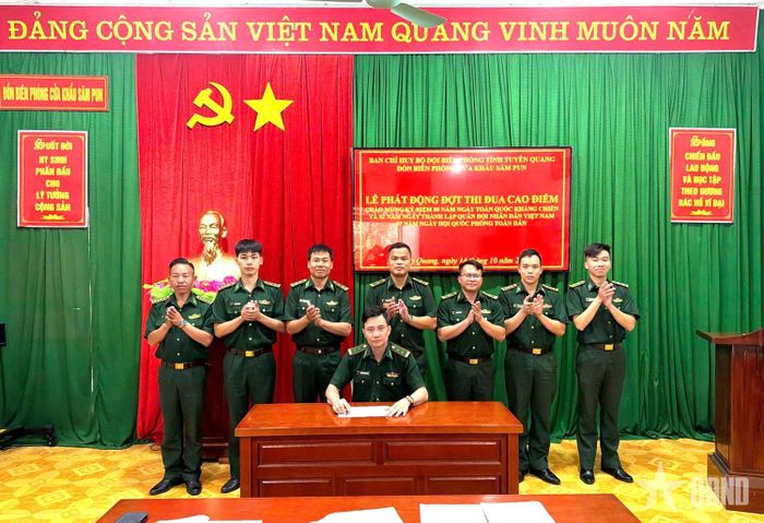 Đại diện các bộ phận của Đồn Biên phòng Cửa khẩu Săm Pun cam kết thực hiện các nội dung, chỉ tiêu thi đua cao điểm. 