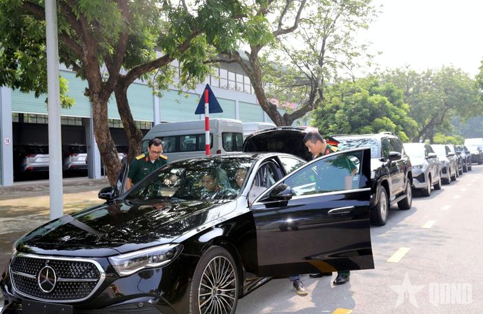 Hội đồng nghiệm thu kiểm tra tình trạng các xe ô tô.