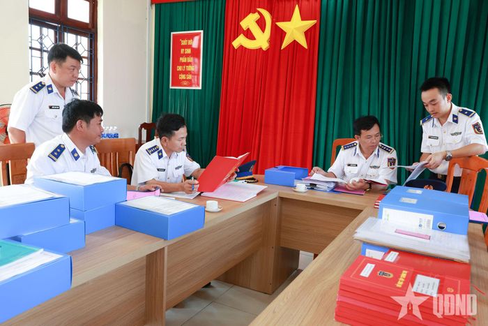 Đoàn công tác kiểm tra sổ sách công tác Đảng, công tác chính trị của Hải đội 422, Hải đoàn 42, Vùng Cảnh sát biển 4.