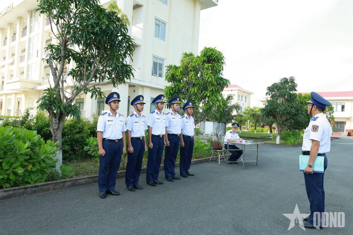 Kiểm tra việc thông qua giáo án huấn luyện điều lệnh.