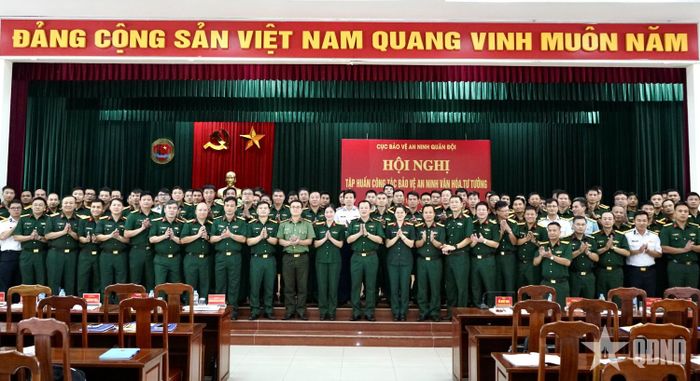 Các đại biểu cùng cán bộ tham gia tập huấn.