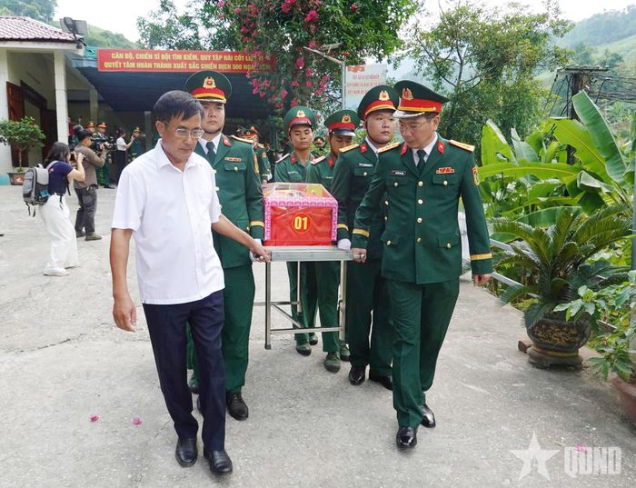 Cán bộ, chiến sĩ di chuyển hài cốt liệt sĩ.  