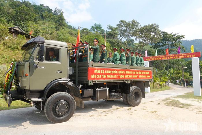 Di chuyển hài cốt liệt sĩ về Nghĩa trang Liệt sĩ Quốc gia Vị Xuyên.  