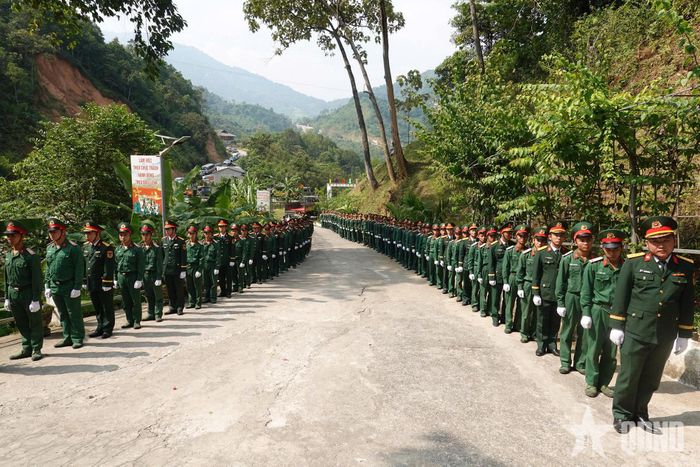  Cán bộ, chiến sĩ xếp hàng tiễn đưa các liệt sĩ về an nghỉ tại Nghĩa trang Liệt sĩ Quốc gia Vị Xuyên. 
