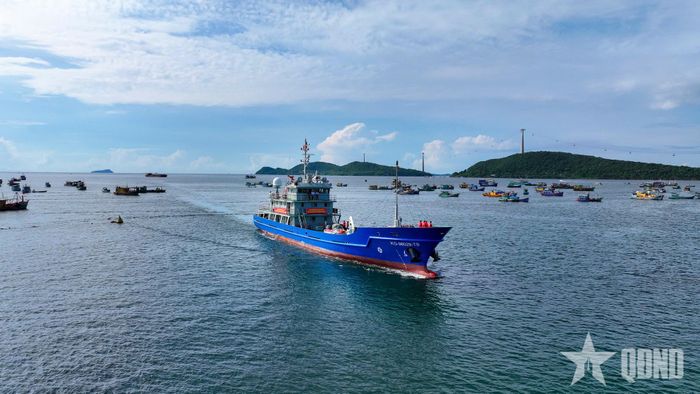 Tàu KG-96029-TS thực hành đi trong luồng thủy hẹp. 