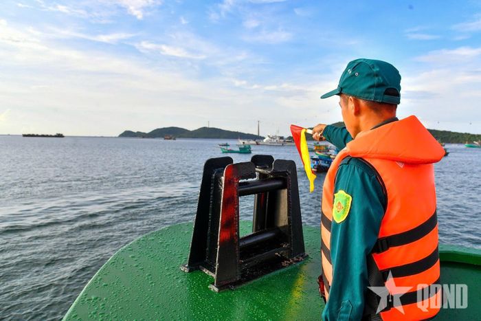 Đồng chí Nguyễn Nhựt Duy, Chiến sĩ Tàu KG-96028-TS thực hiện nhiệm vụ quan sát mũi trong nội dung đi trong luồng thủy hẹp. 