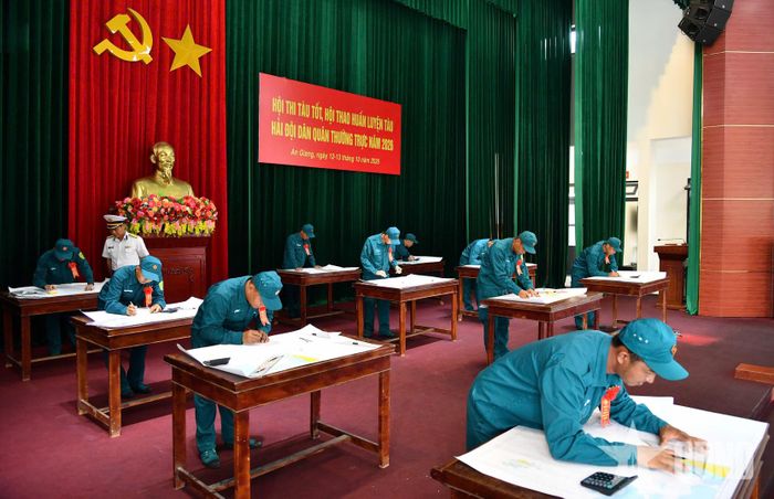  Hải đội Dân quân thường trực tỉnh An Giang thực hành thi tác nghiệp tổng hợp. 