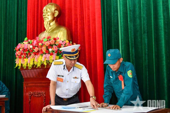 Đại tá Mai Đăng Danh, Phó tư lệnh, Tham mưu trưởng Vùng 5 Hải quân kiểm tra quá trình thực hành thi tác nghiệp tổng hợp. 