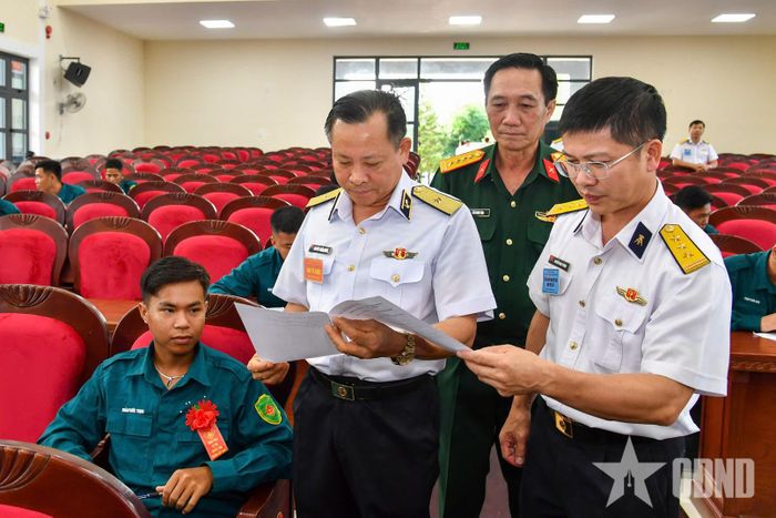 Chuẩn đô đốc Nguyễn Thiên Quân, Phó tham mưu trưởng Quân chủng Hải quân kiểm tra phần thi lý thuyết.