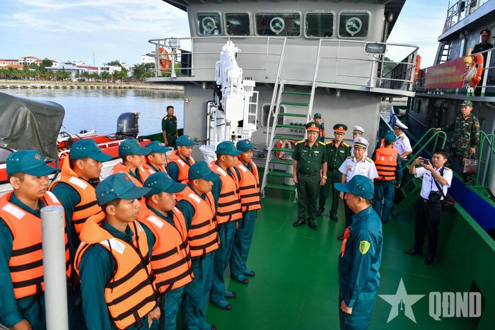  Chuẩn đô đốc Nguyễn Thiên Quân, Phó tham mưu trưởng Quân chủng Hải quân kiểm tra thực tế quá trình cơ động tàu ra khỏi cảng. 