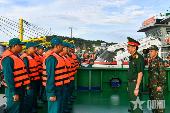Đại tá Cao Minh Tâm, Phó chính ủy Bộ CHQS tỉnh An Giang động viên cán bộ, chiến sĩ các kíp tàu đạt kết quả tốt nhất trong Hội thi, Hội thao. 