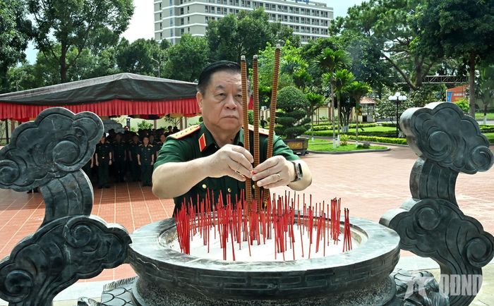 Đại tướng Nguyễn Trọng Nghĩa dâng hương tại Đài tưởng niệm các anh hùng liệt sĩ Quân đoàn 34.