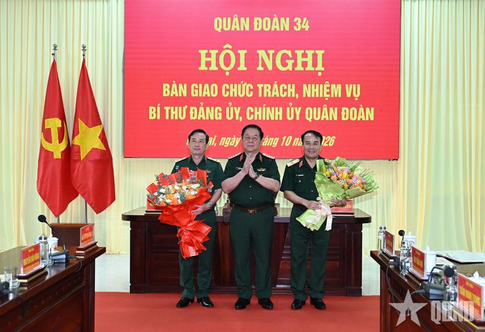 Đại tướng Nguyễn Trọng Nghĩa tặng hoa chúc mừng Trung tướng Lê Minh Quang (bên trái) và Thiếu tướng Trần Minh Trọng.