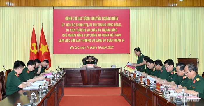 Đại tướng Nguyễn Trọng Nghĩa làm việc với Ban Thường vụ Đảng ủy Quân đoàn 34.