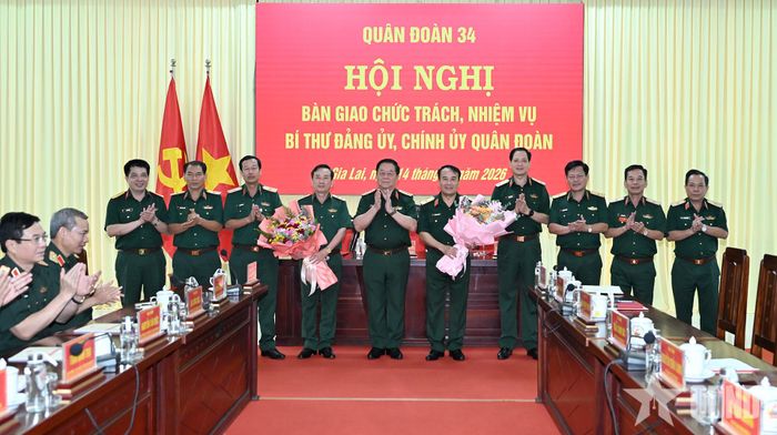 Đại tướng Nguyễn Trọng Nghĩa, Trung tướng Lê Minh Quang và các đồng chí lãnh đạo Quân đoàn 34.
