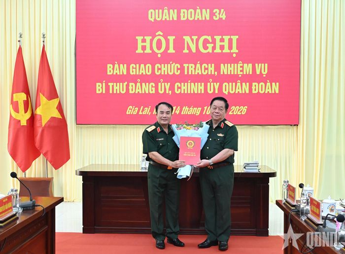 Đại tướng Nguyễn Trọng Nghĩa trao quyết định của Quân ủy Trung ương về kiện toàn Đảng ủy Quân đoàn 34, chỉ định tham gia Ban Thường vụ và Bí thư Đảng ủy Quân đoàn 34 nhiệm kỳ 2025-2030 cho Thiếu tướng Trần Minh Trọng.
