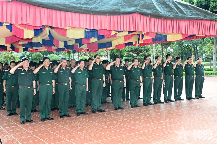 Đại tướng Nguyễn Trọng Nghĩa và các đại biểu tưởng nhớ các anh hùng liệt sĩ.