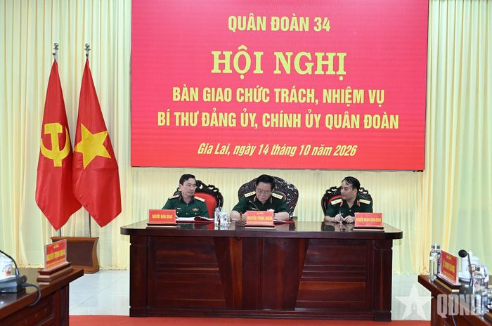 Đại tướng Nguyễn Trọng Nghĩa ký biên bản bàn giao.