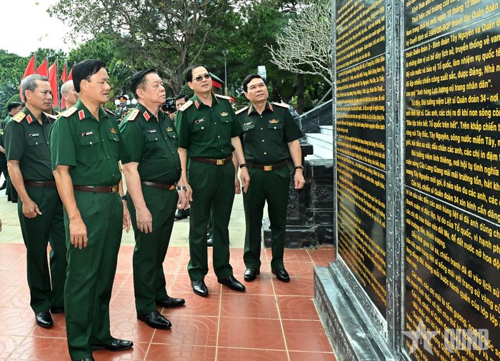 Đại tướng Nguyễn Trọng Nghĩa tham quan Đài tưởng niệm các anh hùng liệt sĩ Quân đoàn 34.