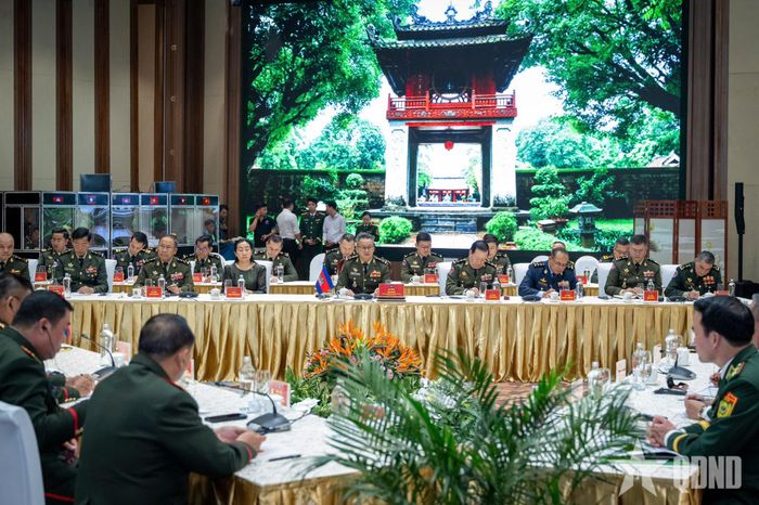 Đại tướng Tea Seiha và các đại biểu Campuchia tham dự cuộc gặp. Ảnh: VIỆT TRUNG