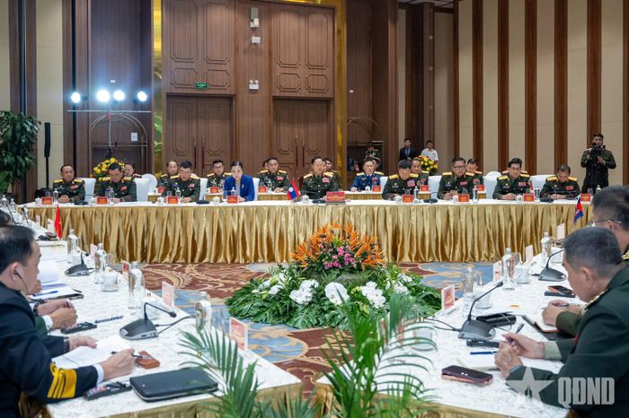 Đại tướng Khamliang Outhakaysone và các đại biểu Lào tham dự cuộc gặp. Ảnh: VIỆT TRUNG