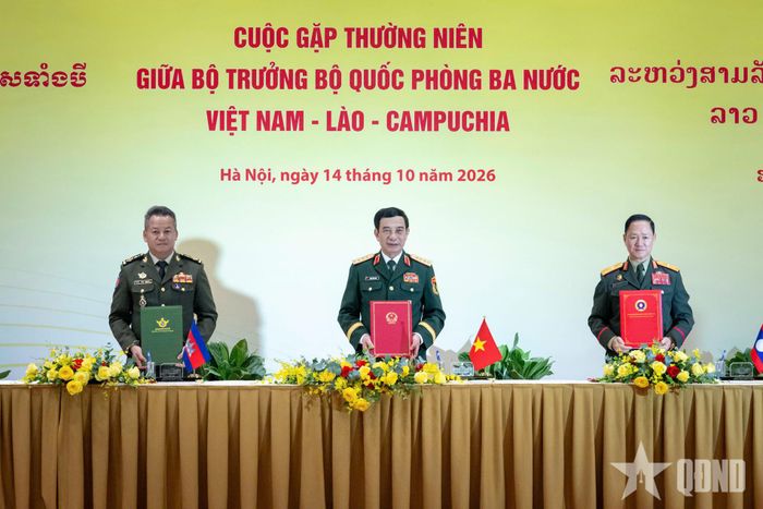 Đại tướng Phan Văn Giang, Đại tướng Khamliang Outhakaysone và Đại tướng Tea Seiha ký biên bản Cuộc gặp giữa ba Bộ trưởng Bộ Quốc phòng Việt Nam-Lào-Campuchia. Ảnh: VIỆT TRUNG