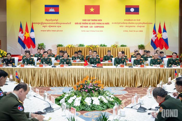 Đại tướng Phan Văn Giang và các đại biểu Việt Nam tham dự cuộc gặp. Ảnh: VIỆT TRUNG