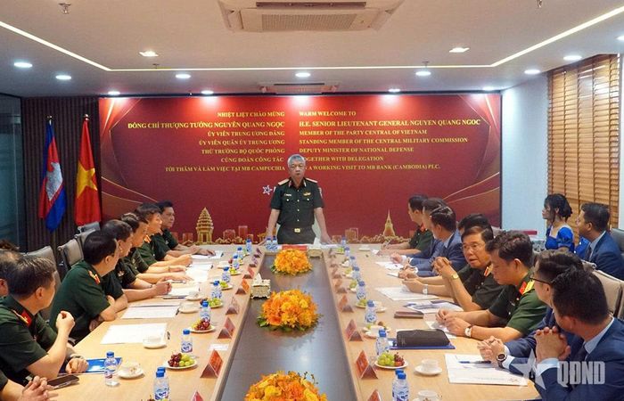Thượng tướng Nguyễn Quang Ngọc làm việc với Ngân hàng MB Campuchia.  