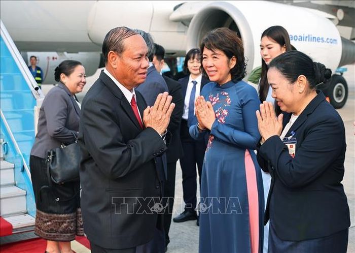 Lễ đón đồng chí Vilay Lakhamfong, Ủy viên Bộ Chính trị, Thường trực Ban Bí thư Trung ương Đảng Nhân dân Cách mạng Lào tại sân bay quốc tế Nội Bài. Ảnh: TTXVN  