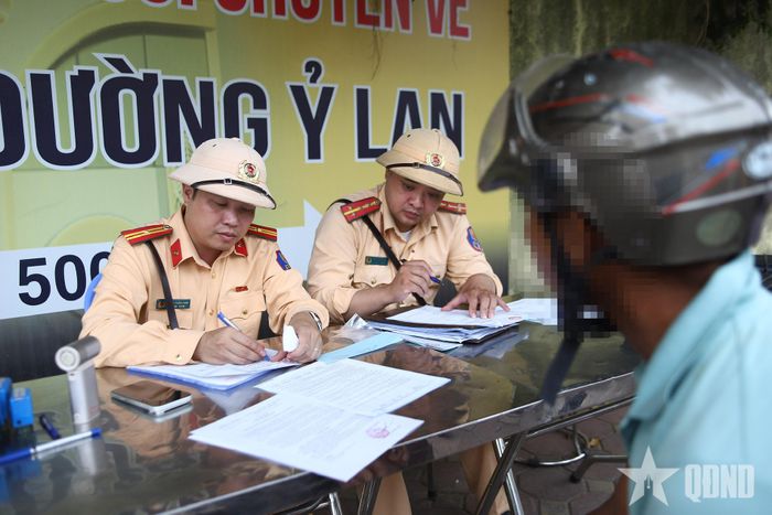 Lực lượng CSGT tiến hành lập biên bản đối với người tham gia giao thông có vi phạm. 
