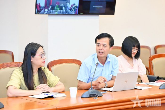 Các đại biểu thảo luận.
