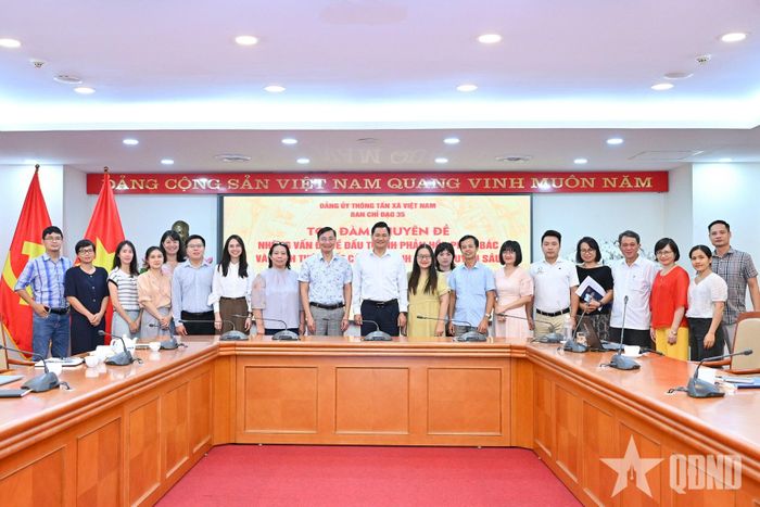Các đại biểu dự tọa đàm chụp ảnh chung. 