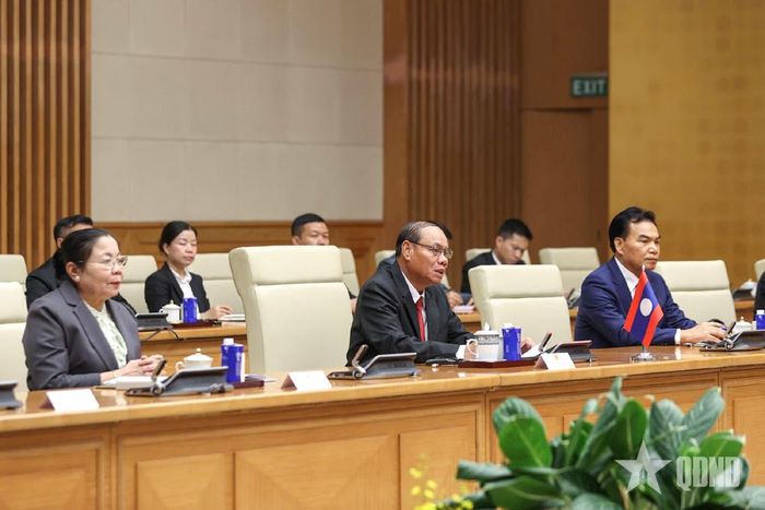 Thường trực Ban Bí thư Trung ương Đảng Nhân dân Cách mạng Lào Vilay Lakhamfong cùng đoàn đại biểu cấp cao Lào tại buổi tiếp. Ảnh: TRỌNG HẢI