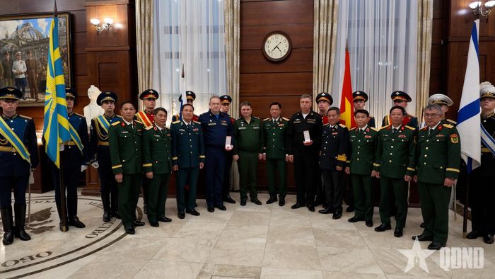 Đại biểu hai nước chụp ảnh chung. 