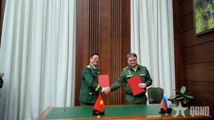 Thượng tướng Nguyễn Trường Thắng và Thứ trưởng Bộ Quốc phòng Liên bang Nga Vasily Sergeevich Osmakov trao đổi biên bản đối thoại.