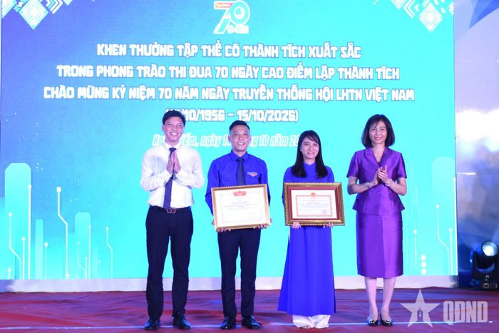  Đại diện lãnh đạo Hội LHTN Việt Nam và Đảng ủy phường Hoàn Kiếm trao bằng khen tặng Hội LHTN Việt Nam phường Hoàn Kiếm vì đã có thành tích xuất sắc trong phong trào thi đua 70 ngày cao điểm.   