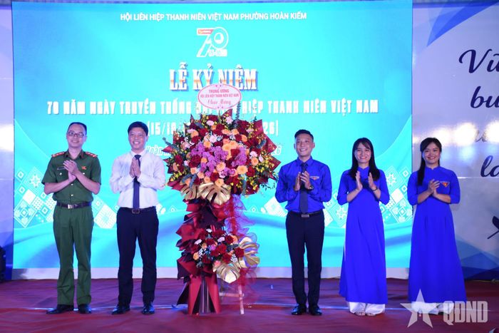 Đại diện lãnh đạo Hội LHTN Việt Nam tặng hoa chúc mừng Hội LHTN Việt Nam phường Hoàn Kiếm. 