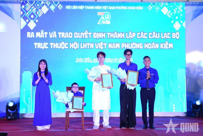 Đại diện Hội LHTN Việt Nam phường Hoàn Kiếm trao quyết định thành lập 3 câu lạc bộ trực thuộc Hội. 