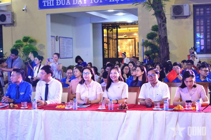 Các đại biểu dự buổi lễ. 