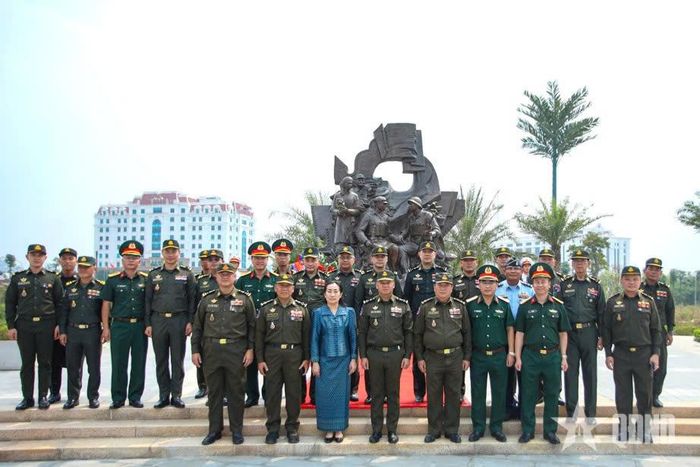   Các đại biểu tại Cụm tượng Tình đoàn kết, hữu nghị Việt Nam-Campuchia. 