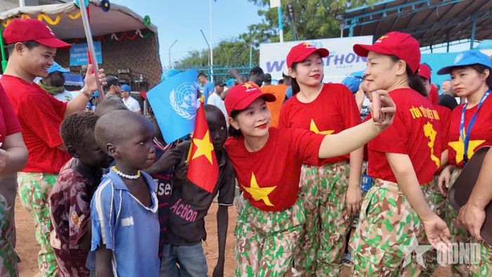  Các thành viên tham gia hoạt động và các em nhỏ Abyei.