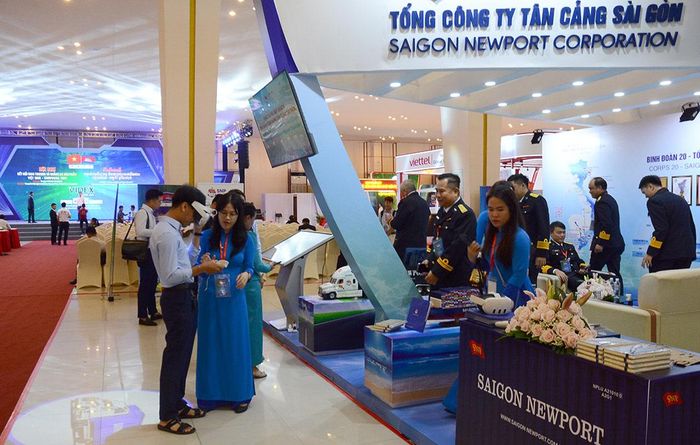  Khách hàng trải nghiệm công nghệ thực tế ảo (VR360) tại gian hàng của Tân Cảng Sài Gòn. 