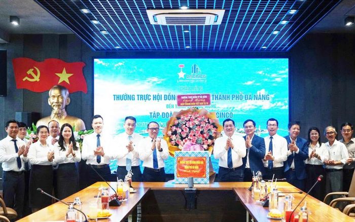 Phó Chủ tịch Thường trực HĐND TP Trần Phước Sơn tặng hoa chúc mừng Công ty TNHH Tập đoàn xây dựng Dacinco.