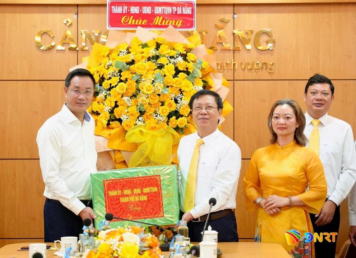 Bí thư Thành ủy Đà Nẵng thăm, chúc mừng Cảng Đà Nẵng nhân ngày Doanh nhân Việt Nam.