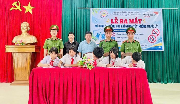 Đại diện các lớp ký cam kết thực hiện mô hình.