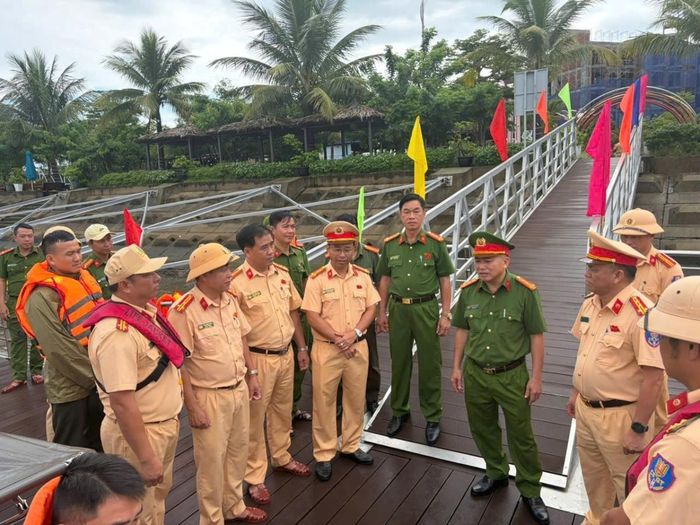 Đại tá Nguyễn Văn Tăng trao đổi với các giảng viên và học viên khóa đào tạo.