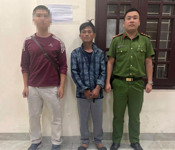 Lệnh truy nã Lương Quốc Tuấn và đối tượng Tuấn (đứng giữa) bị bắt giữ sau 32 năm bỏ trốn.